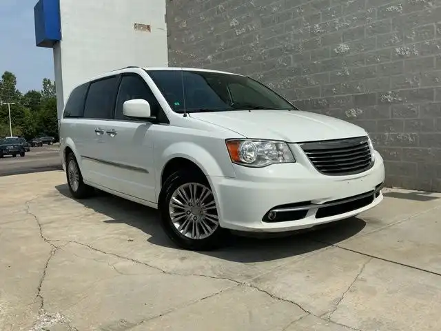 2016 Chrysler Town & Country Touring-L's photo