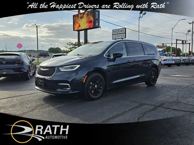 2023 Chrysler Pacifica Touring L's photo