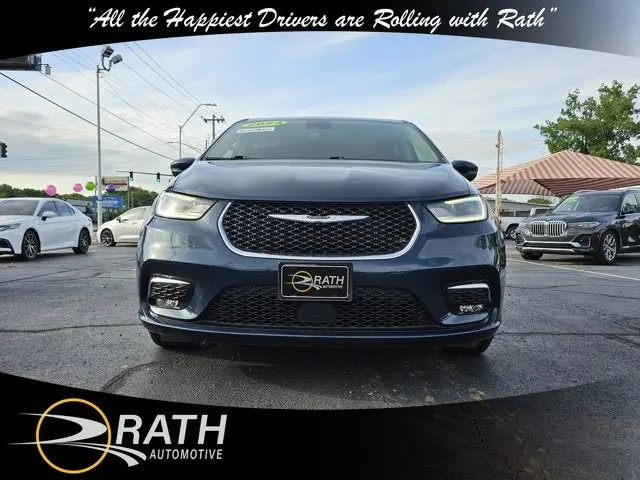 2023 Chrysler Pacifica Touring L photo 3