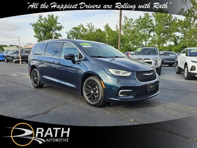 2023 Chrysler Pacifica Touring L photo 4