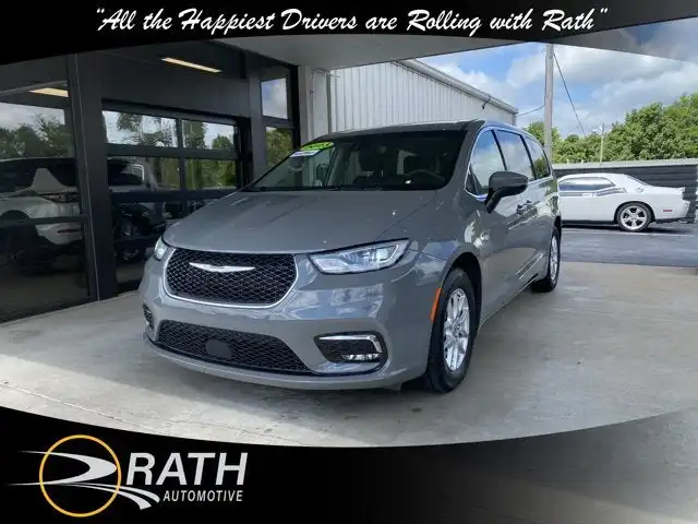 2023 Chrysler Pacifica Touring L's photo