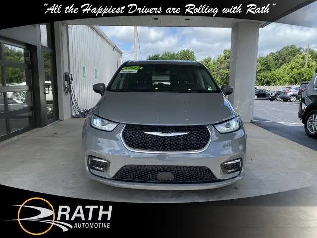 2023 Chrysler Pacifica Touring L photo 3