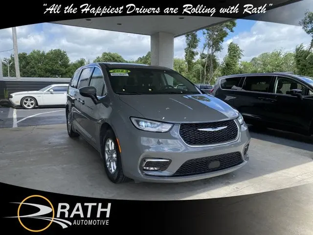 2023 Chrysler Pacifica Touring L photo 4