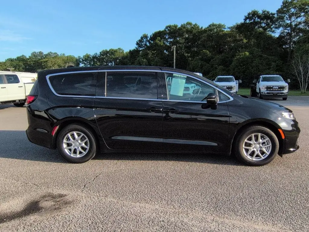 2026 Chrysler Pacifica Select photo 3