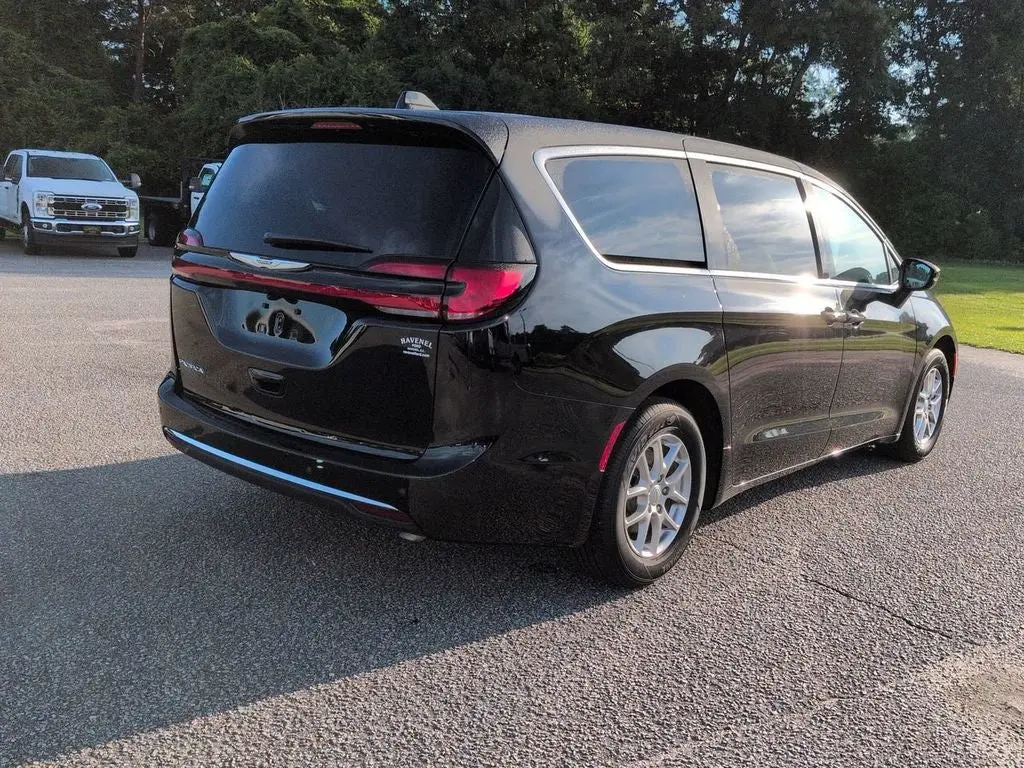 2026 Chrysler Pacifica Select photo 4