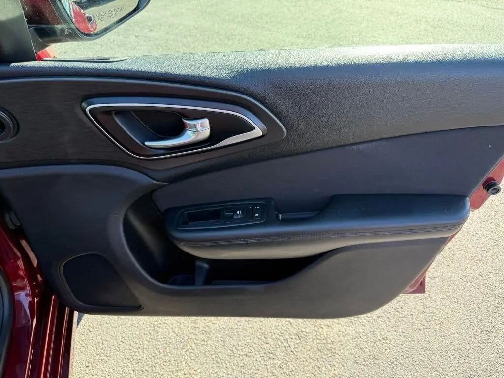 2016 Chrysler 200 Touring photo 5