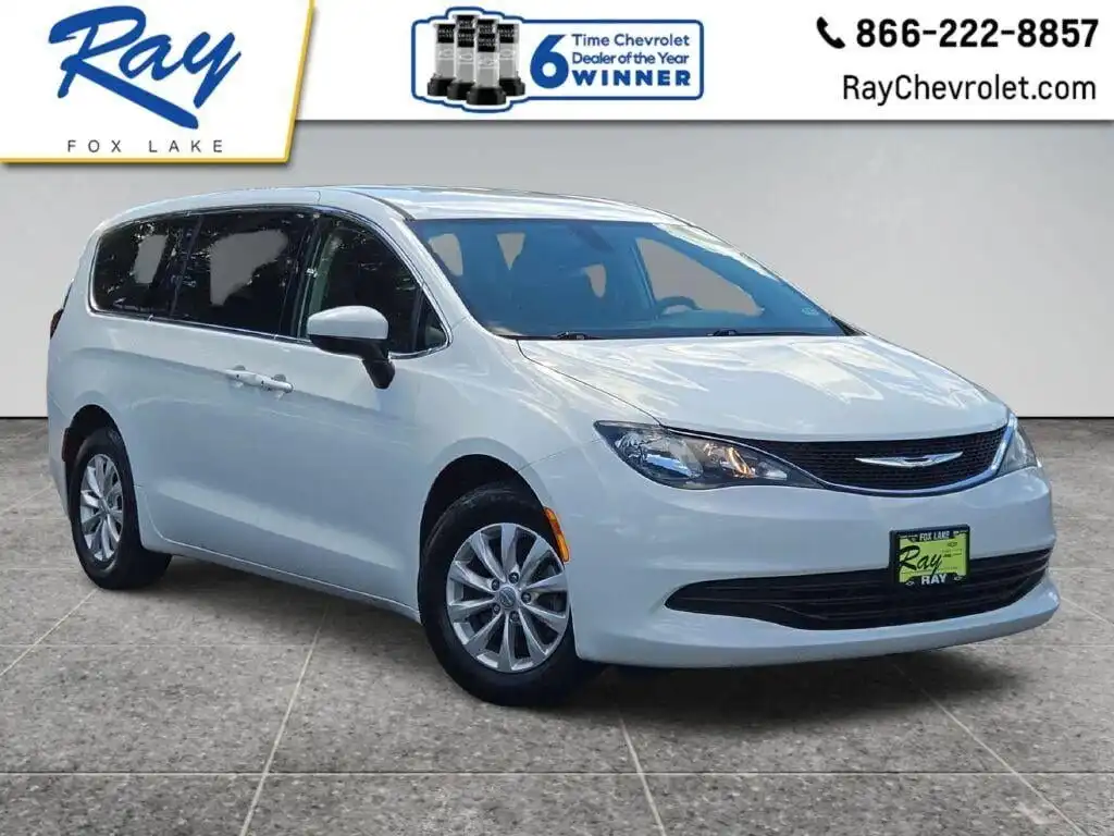 2017 Chrysler Pacifica Touring's photo