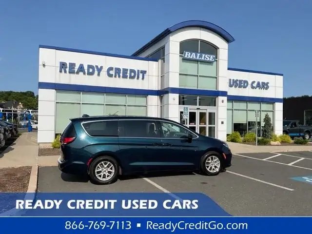 2023 Chrysler Pacifica Touring L's photo