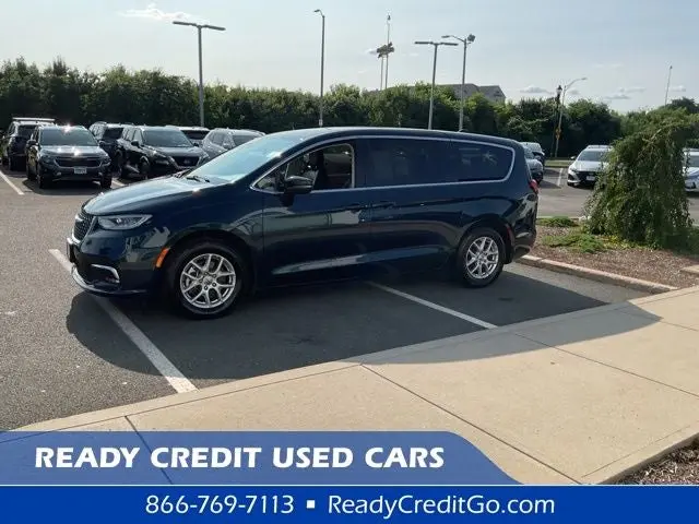2023 Chrysler Pacifica Touring L photo 3
