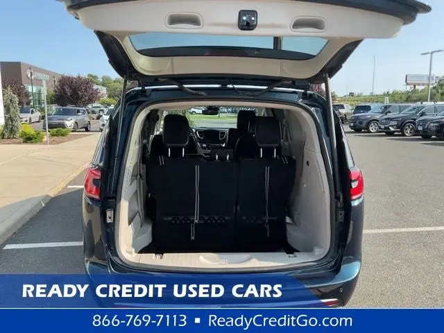 2023 Chrysler Pacifica Touring L photo 5