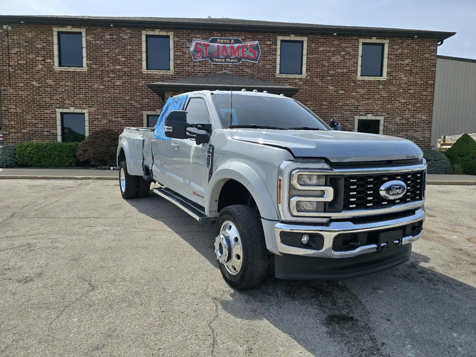 2025 Ford F-450 Lariat 4WD Crew Cab DRW 8' Box's photo