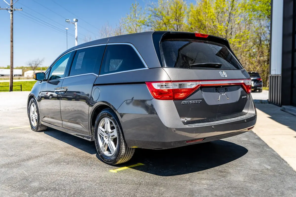 2013 Honda Odyssey Touring photo 3