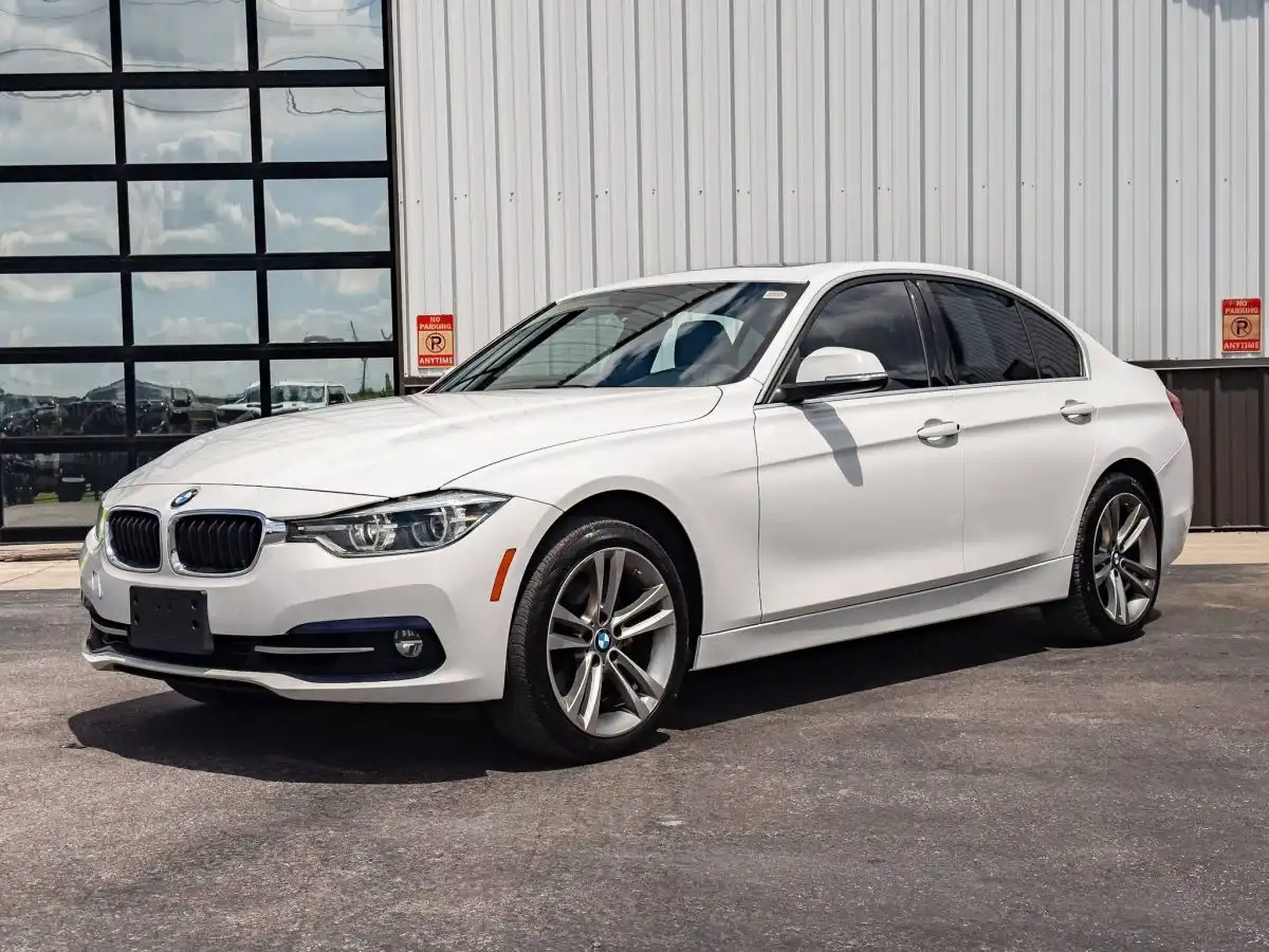 2018 BMW 3 Series 330i xDrive Sedan's photo