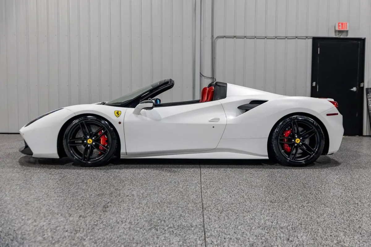 2017 Ferrari 488 Base photo 3