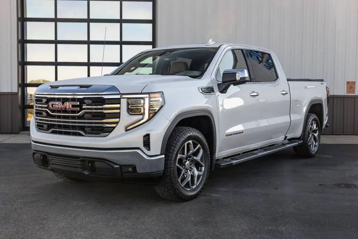 2023 GMC Sierra 4WD Crew Cab Standard Box SLT's photo