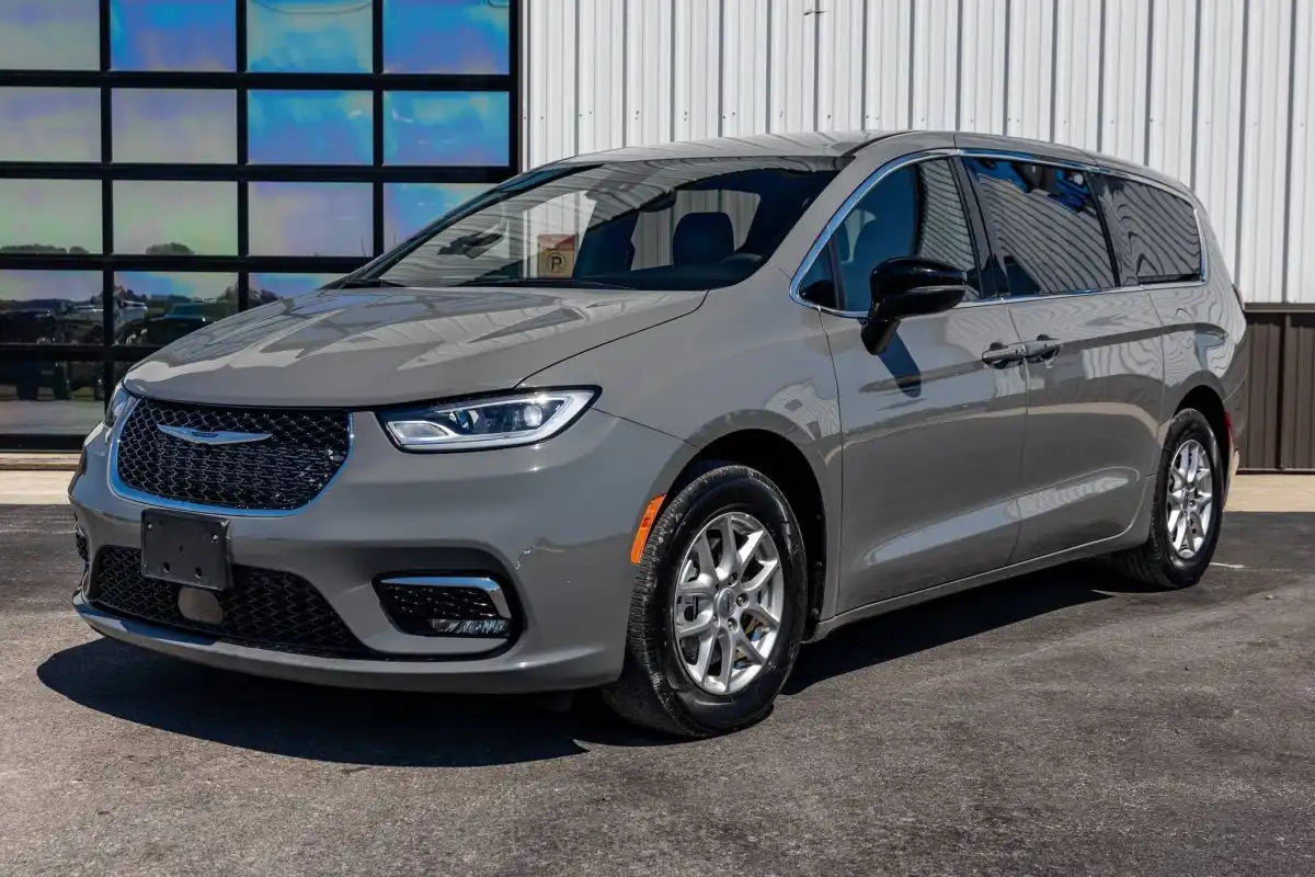 2025 Chrysler Pacifica Select's photo