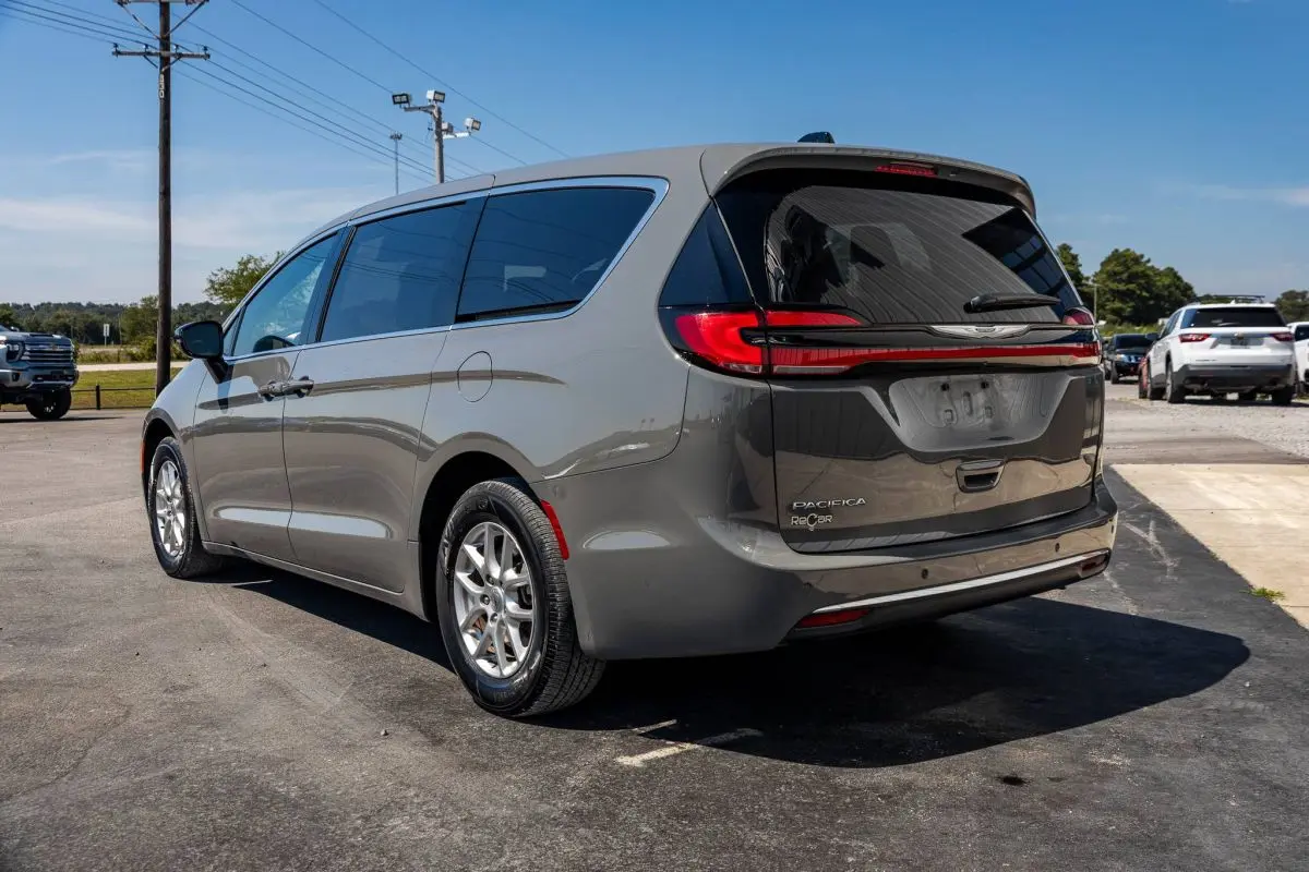 2025 Chrysler Pacifica Select photo 3