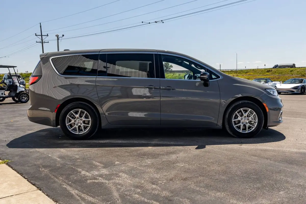 2025 Chrysler Pacifica Select photo 4