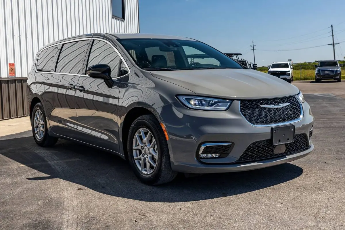2025 Chrysler Pacifica Select photo 5