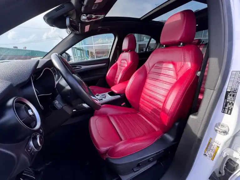 2023 Alfa Romeo Stelvio Veloce AWD's photo