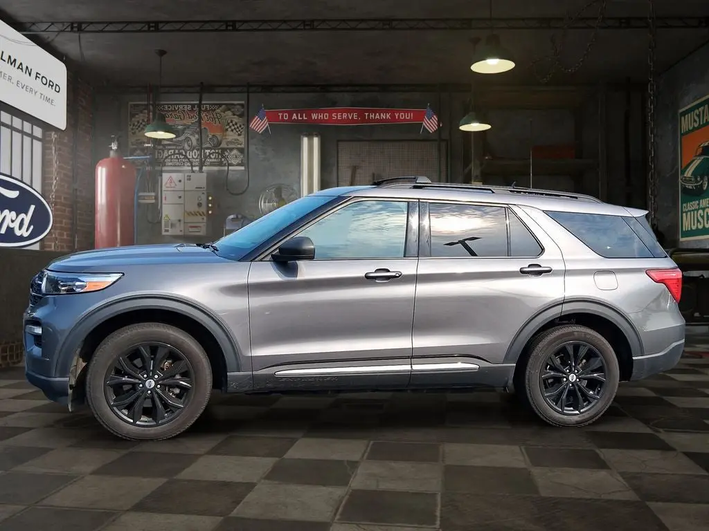 2021 Ford Explorer XLT 4WD photo 3