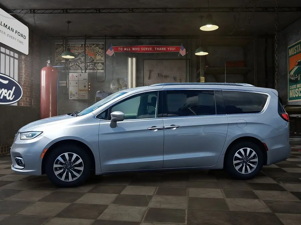 2021 Chrysler Pacifica Touring L photo 3