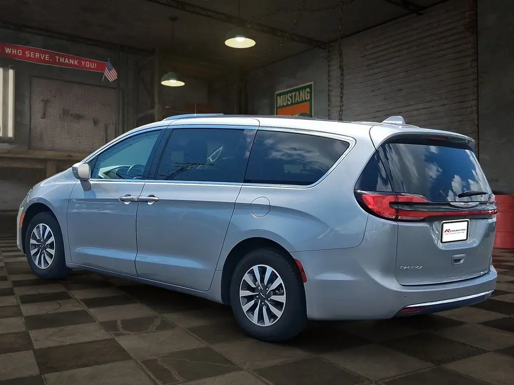 2021 Chrysler Pacifica Touring L photo 4