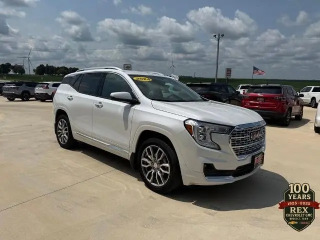 2024 GMC Terrain Denali AWD photo 3