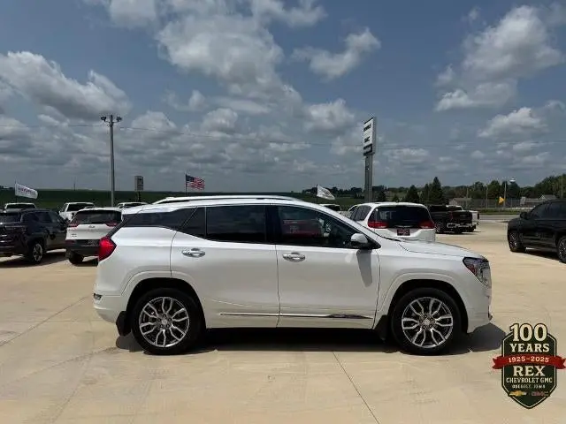 2024 GMC Terrain Denali AWD photo 4