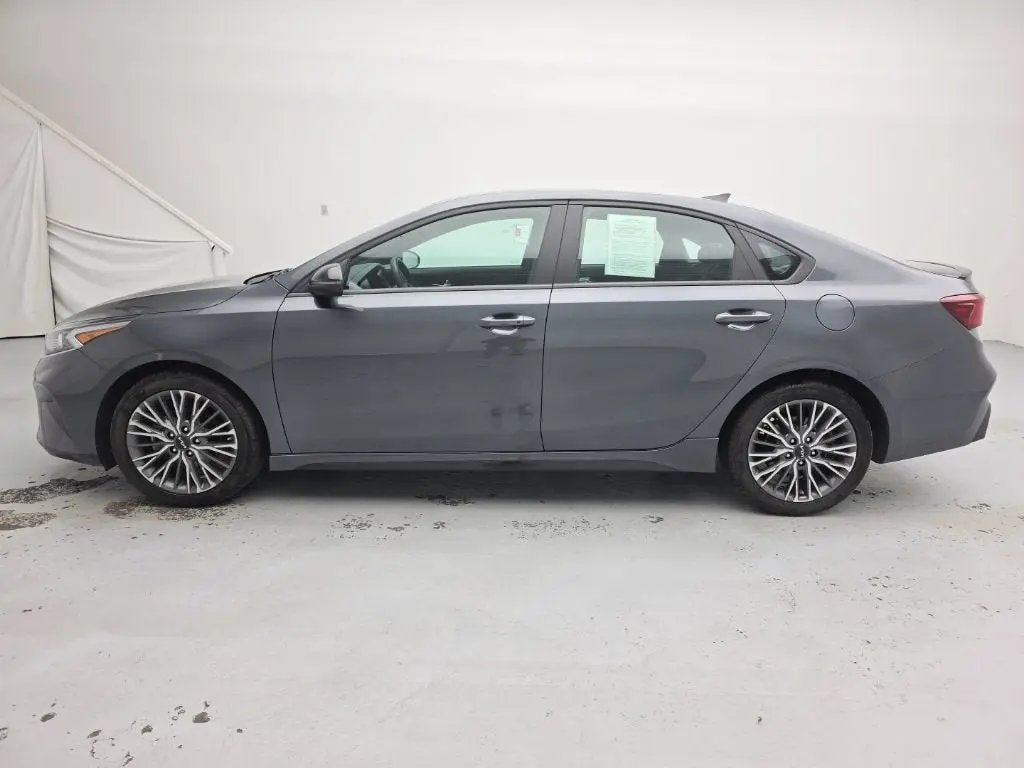 2024 Kia Forte GT-Line Auto photo 5