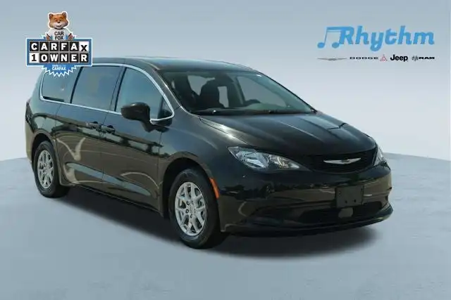 2023 Chrysler Voyager LX's photo