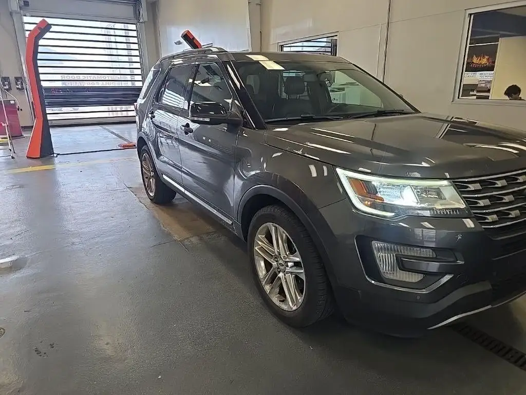 2017 Ford Explorer XLT 4WD photo 1