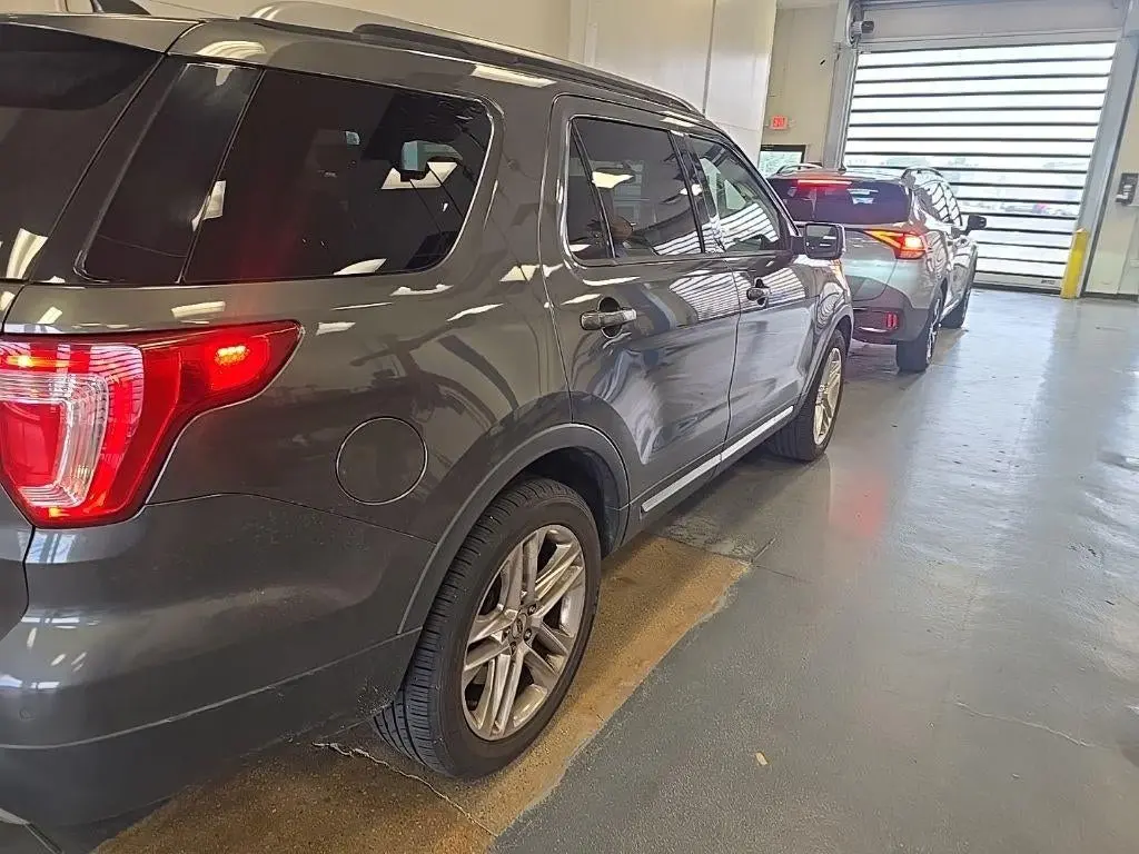 2017 Ford Explorer XLT 4WD photo 3