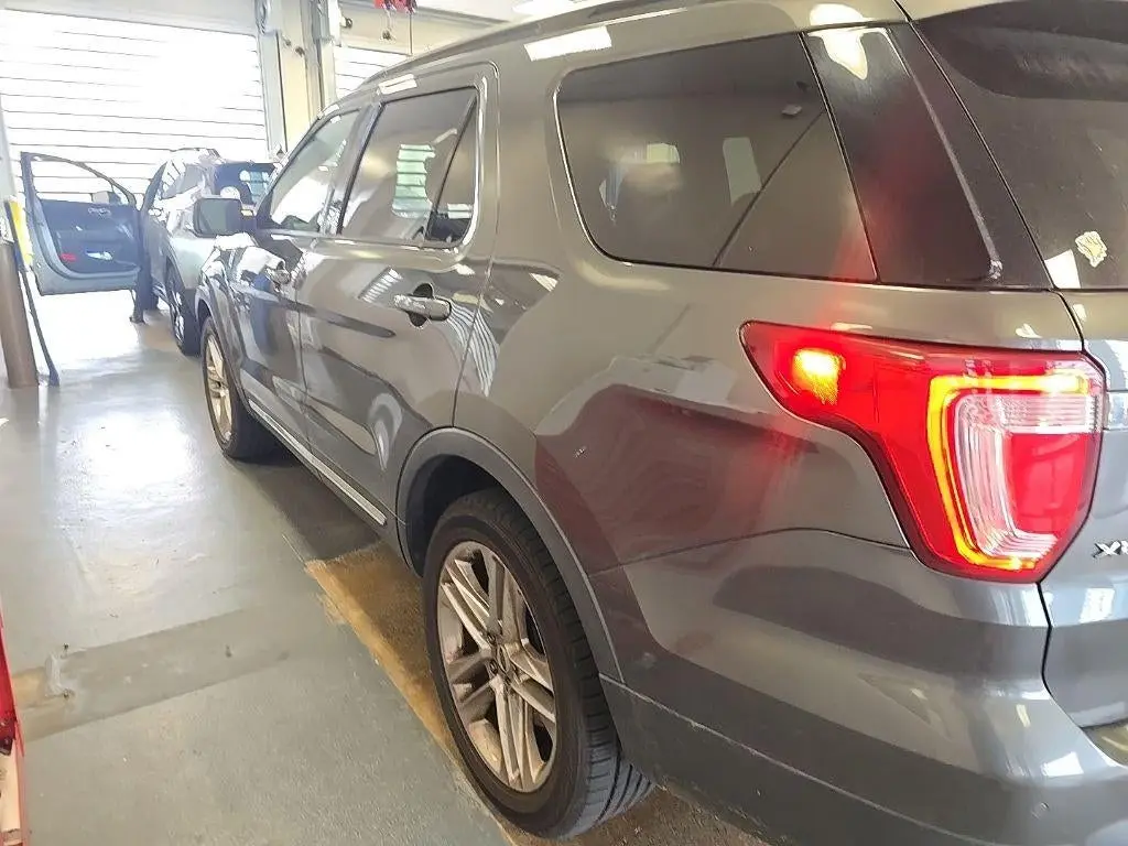 2017 Ford Explorer XLT 4WD photo 4
