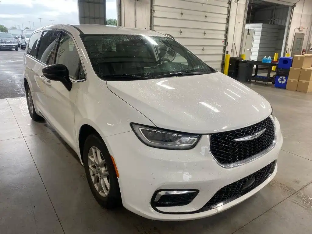 2024 Chrysler Pacifica Touring L's photo