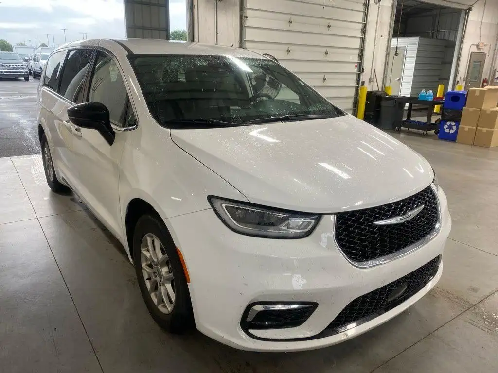2024 Chrysler Pacifica Touring L's photo