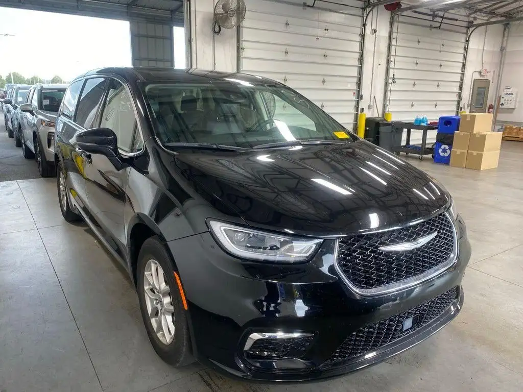2024 Chrysler Pacifica Touring L's photo
