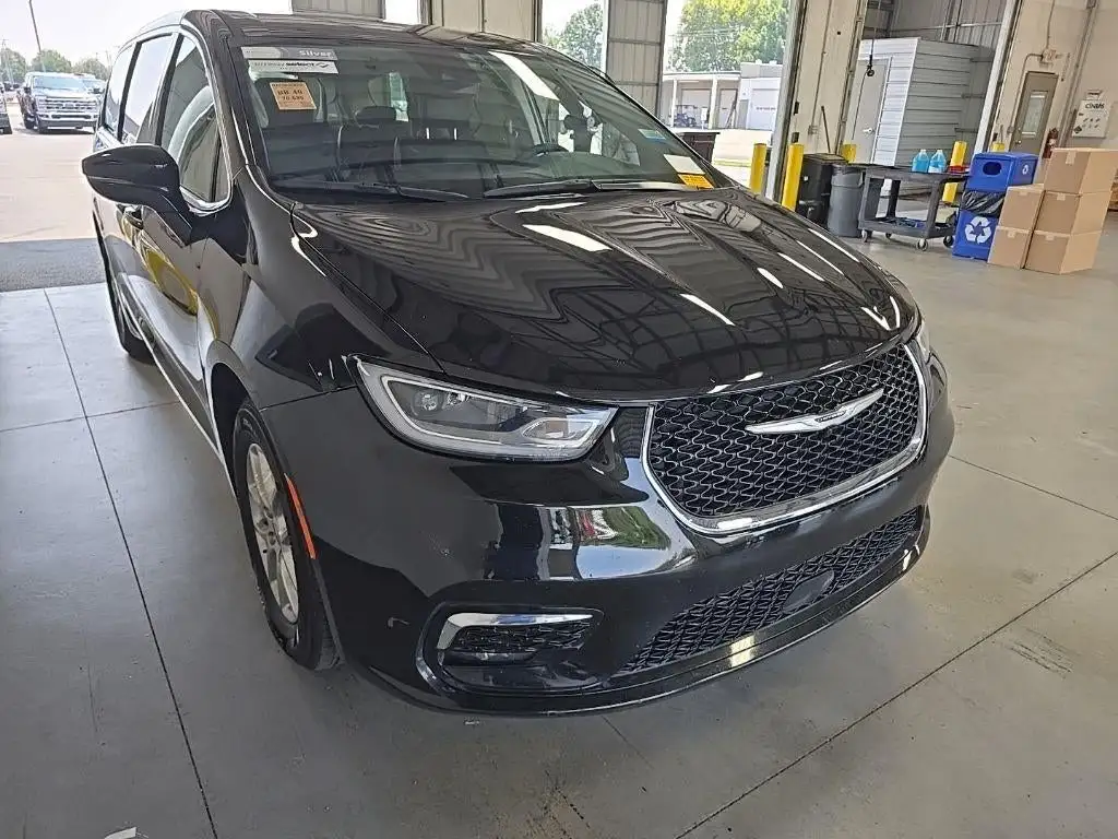 2024 Chrysler Pacifica Touring L's photo