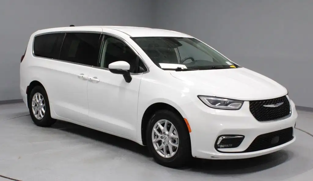 2023 Chrysler Pacifica Touring L's photo