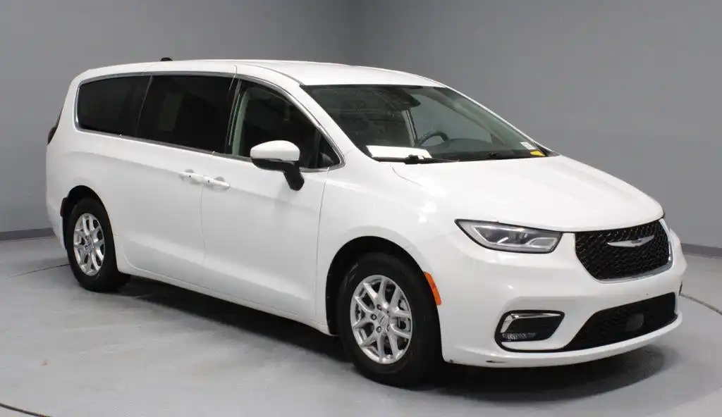 2023 Chrysler Pacifica Touring L's photo
