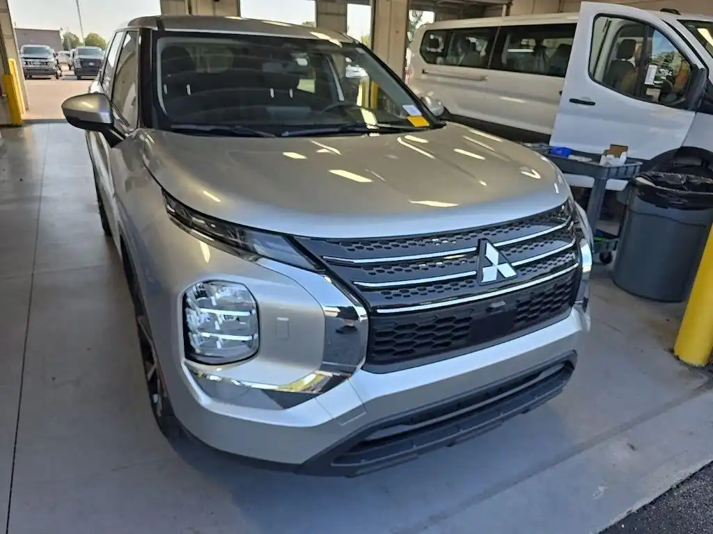 2022 Mitsubishi Outlander ES S-AWC's photo