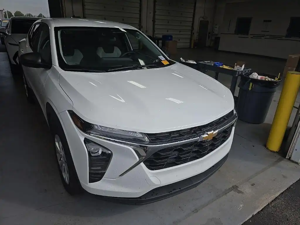 2025 Chevrolet Trax LS's photo