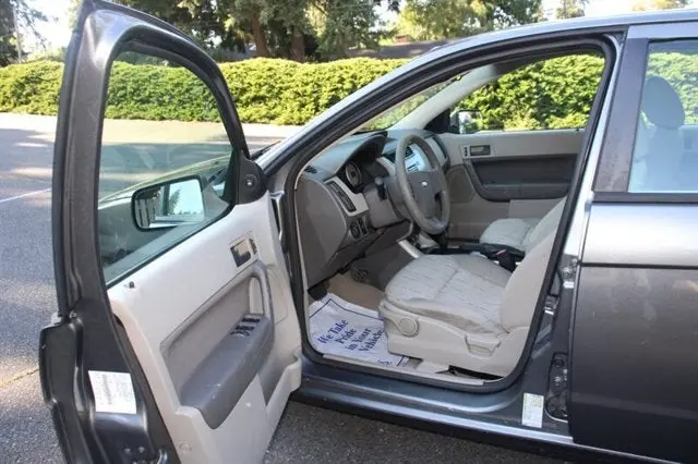 2010 Ford Focus SE photo 5