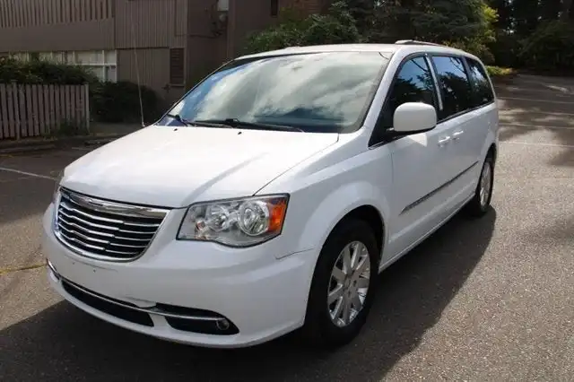 2016 Chrysler Town & Country Touring's photo