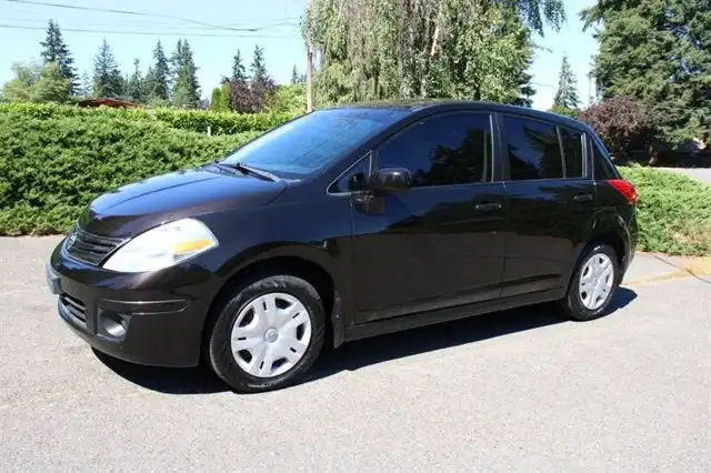 2011 Nissan Versa 1.8 S Auto's photo