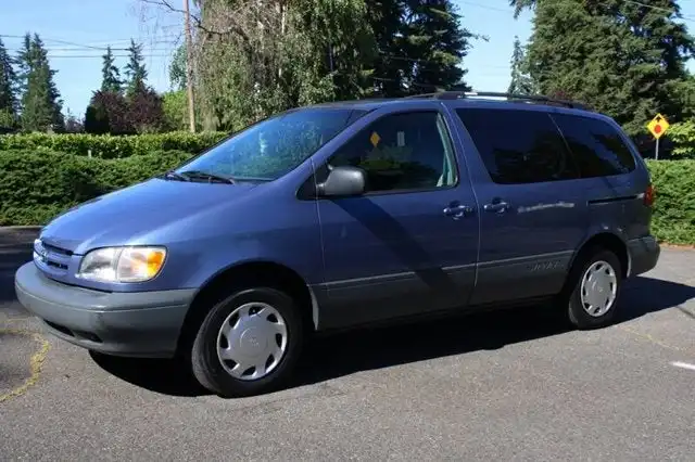 1999 Toyota Sienna LE's photo