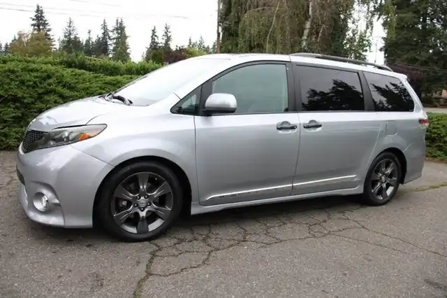2015 Toyota Sienna SE V6 8-Passenger's photo