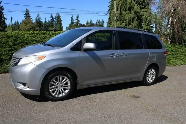 2011 Toyota Sienna XLE V6 7-Passenger Access Seat's photo