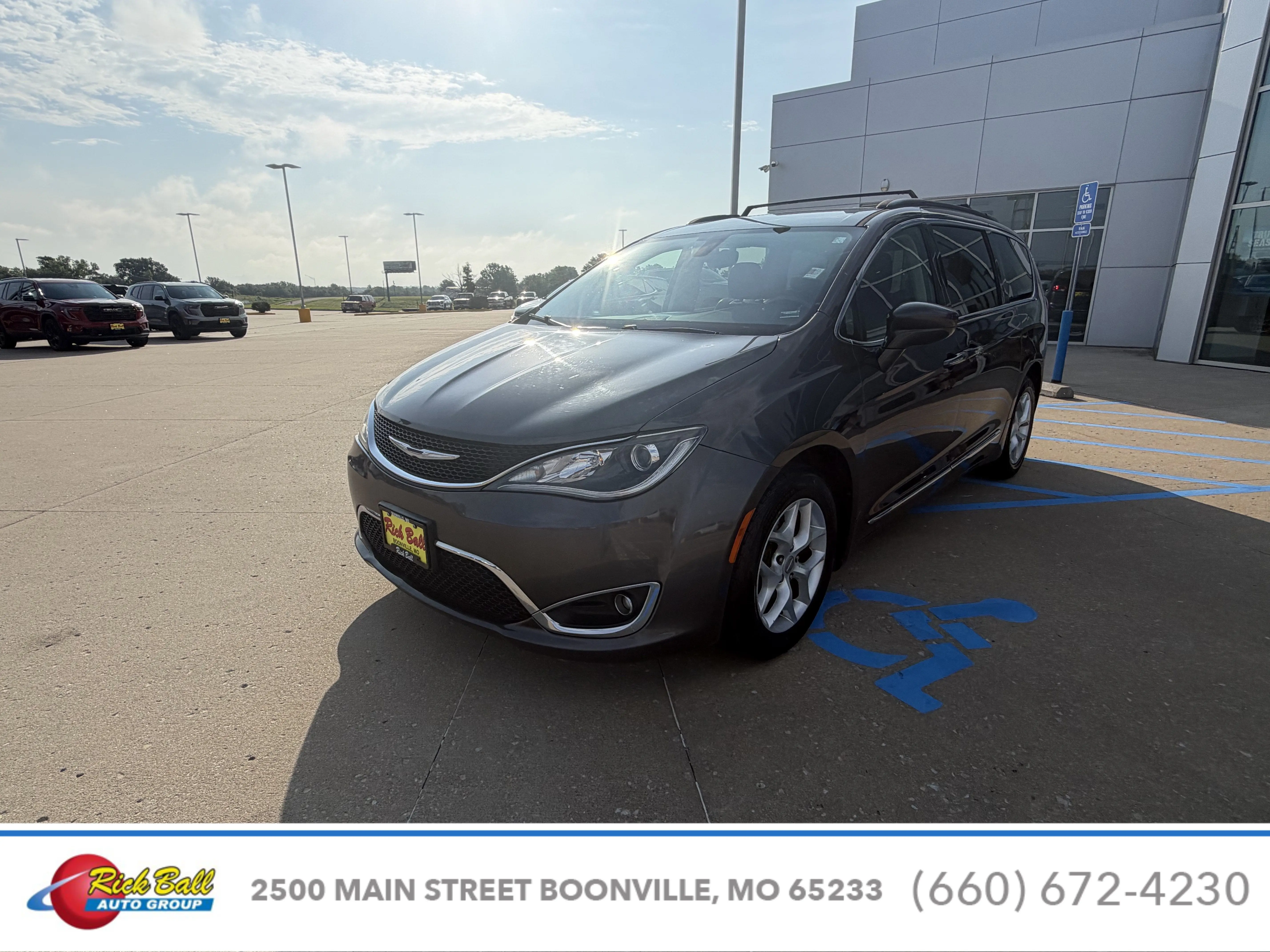 2017 Chrysler Pacifica Touring-L photo 3