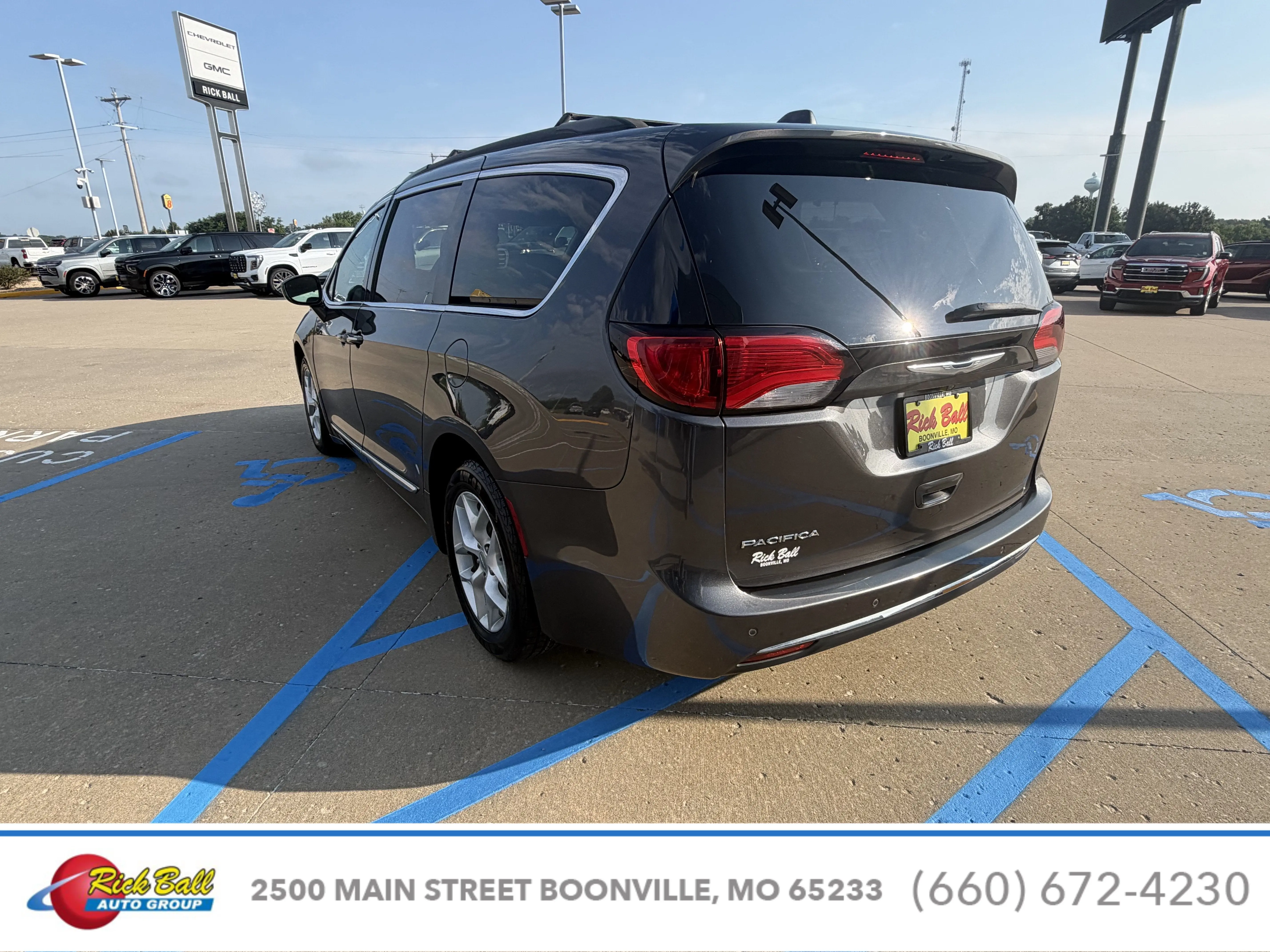 2017 Chrysler Pacifica Touring-L photo 4